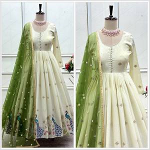 Lancement d'un nouveau look de tradition de designer Robe en soie lourde Dola Pent & Dupatta Set - Product Image 1