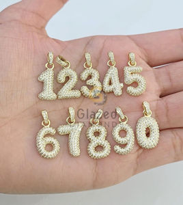 Nuevo adorable colgante de Hip Hop numérico personalizado totalmente helado para hombres en diamantes redondos brillantes cultivados en laboratorio en oro amarillo de 10K - Product Image 1