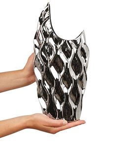 Vase contemporain en acier inoxydable fait main avec un design ondulé, décoration de table - Product Image 4