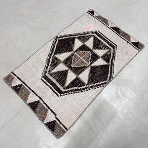 Alfombra Vintage de 1.9x3.1 pies, Alfombra Turca Pequeña, Alfombra Ikat Gris y Negra - Product Image 2