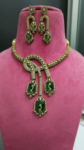 Collar Polki de Lujo de Primera Calidad con Hermosos Aretes, Diseño Único y Moderno que Complementa Tanto la Ropa Étnica como la Occidental - Product Image 5