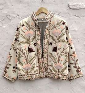 Veste en velours brodée indienne faite à la main, manteau d'hiver bohème, style bohème, veste en velours brodée Suzani, taille unique - Product Image 1