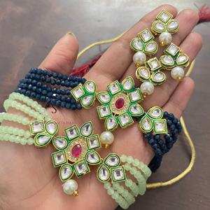 Collier ras du cou Kundan fait main, couleurs mélangées, avec boucles d'oreilles, avec de magnifiques motifs en pierres, collier Kundan de créateur pour cadeau de mariage - Product Image 3