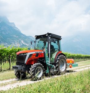 รถแทรกเตอร์ฟาร์ม Massey Ferguson MF 375 4WD มือสอง พร้อมเครื่องยนต์เกียร์และชุดเกียร์สำหรับขาย - Product Image 2