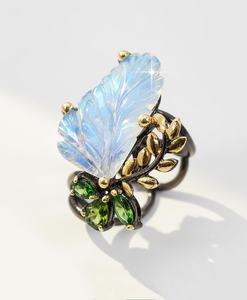Anillo de Boda de Rodio con Piedra Lunar Arcoíris Tallada, Diseño Expansivo, para un Estilo Audaz y Elegante, Brillo Luminoso, Estilo Clásico Atemporal - Product Image 1