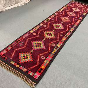 Alfombra Turca, Alfombra Vintage de 2.7x12.3 pies, Alfombra de Lana con Estampado Animal Rojo - Product Image 4