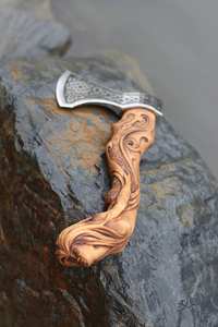 Vente en gros Personnalisé Qualité supérieure OEM ODM Service Hache de camping Viking en acier au carbone avec manche en bois de frêne et étui en cuir - Product Image 6