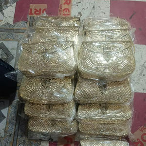 Pochette de soirée en laiton plaqué argent antique, avec motif en relief, finition métallique, pour occasions spéciales - Product Image 4