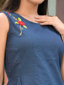 Haut régulier en coton kantha bleu brodé avec un col rond sans manches en taille S, conçu pour une sensation douce et naturelle - Product Image 2