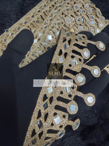 Dentelle en filet Zari dorée de créateur avec travail miroir pour la décoration de sari, lehenga, blouse et vêtements de mariée - Product Image 4