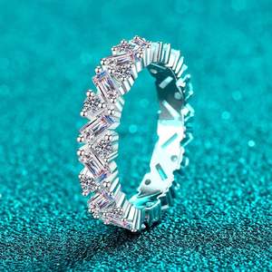 Anillos Rectangulares Biselados de Plata de Ley S925 con Moissanita Clásica y Engaste de Puntas - Joyería Elegante para Regalo de Aniversario o Fiesta - Product Image 1