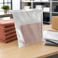 Sac d'expédition personnalisé givré avec fermeture éclair et trou de ventilation, impression par gravure, en PE transparent pour serviettes, vêtements et chaussures