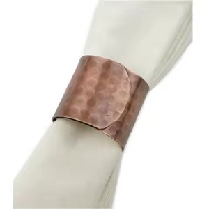 Rond de serviette martelé de style vintage pour les mariages hôtels dessus de table utilisation décorative anneau de serviette en métal de qualité supérieure avec placage de cuivre - Product Image 1