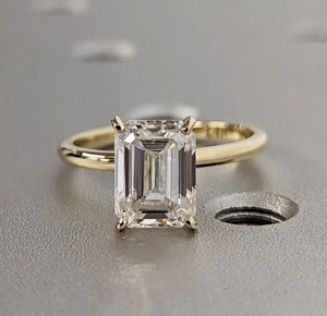 Bague de mariage en diamant de laboratoire taillé en émeraude de 1.5 ct belle bague en diamant en or jaune 14 carats bague solitaire cadeau de mariage pour elle - Product Image 4