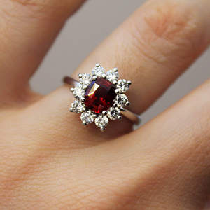 18K or blanc fantastique serti de broches diamant taille ronde et rubis du Mozambique coupe coussin serti en grappe bague de fiançailles de mariage - Product Image 4