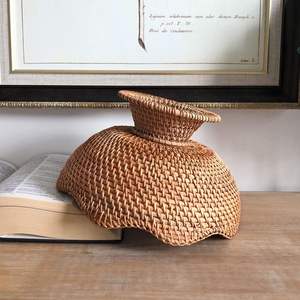 Plateau de service rond en rotin tissé à la main, plateau décoratif tissé naturel pour table basse, panier à pain et à fruits rustique pour la décoration de la maison - Product Image 1