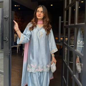 Ensemble prêt-à-porter en soie satinée lourde pure de style malais avec broderie et sequins, comprenant un haut, un salwar farshi et un dupatta en soie organza tabby avec bordure en dentelle. - Product Image 2