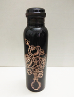 Bouteille d'eau gravée de fleurs en cuivre de style unique Antique noir de qualité supérieure avec couvercle anti-fuite et look de designer haut de gamme
