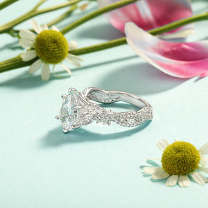 แหวนหมั้นเพชรทรงลูกแพร์เจียระไนแบบวีนของเจลิยา - Product Image 6