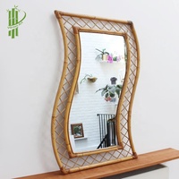 Nouveaux produits uniques support de miroir ondulé cadre en rotin sur pied, grands accessoires d'intérieur de sol