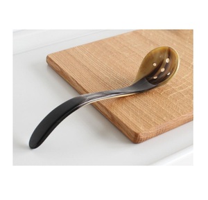Couverts en corne de buffle multicolores faits à la main, naturels et de bonne qualité, pour le thé et les fêtes indiennes. - Product Image 3