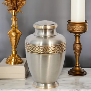 La urna de cremación de bronce atemporal Heritage para adultos que evoca un sentido de historia y tradición con grabados sutiles de la naturaleza - Product Image 1