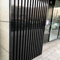 Panneaux muraux décoratifs modernes en acier inoxydable à rayures 3D, panneau de grille murale idéal pour l'intérieur des hôtels et appartements