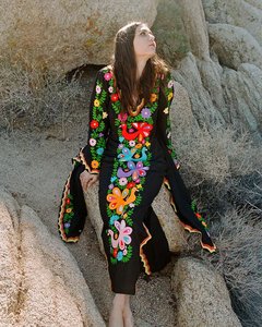 Robe longue bohème mexicaine noire brodée, style vintage coloré, déesse de l'été - Product Image 3