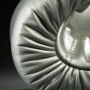 ถุงมือชกมวยแบบปรับได้ ปักโลโก้ OEM ตามสั่ง พร้อมเชือกผูกสีเงิน สำหรับฝึกซ้อม แข่งขัน และต่อสู้ ผลิตตามสั่ง - Product Image 4