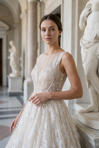Robe de mariée en dentelle ivoire avec appliques, col en V, sans manches, longueur au sol, avec fermeture éclair pour la mariée - Product Image 5