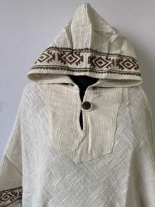 Poncho court en laine Kullu avec capuche Tissu tricoté Bouton brodé et décoration creuse - Product Image 2