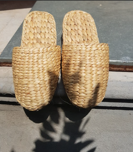 Chaussons en jacinthe faits à la main de qualité supérieure fabriqués à partir de jacinthe d'eau naturelle, idéaux pour les marchés de gros et d'exportation - Product Image 6