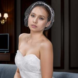 Voile de mariée Bridella VA11-W en perles blanches et en tulle avec un ajustement confortable pour les décorations de mariage et de fête, perles, dentelle, fleurs - Product Image 2