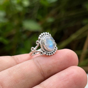 Belle bague en pierre de lune arc-en-ciel naturelle en argent sterling 925 bohème déclaration délicate bague de mariage bijoux minimalistes faits à la main - Product Image 2