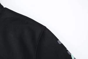 Sudadera con Capucha de Forro Polar Negro para Hombre, Corte Regular, con Estampado Digital Bordado y Diseño de Hombros Caídos - Product Image 4