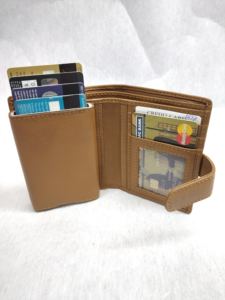 Portefeuilles pour hommes en cuir européen vintage à bouton-poussoir en métal court, fabriqués en Inde, porte-cartes de crédit RFID, vente en gros mondiale - Product Image 3