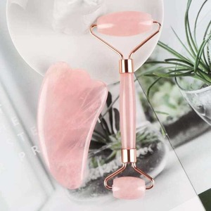 Herramienta de masaje facial tallada de cuarzo rosa de la mejor calidad para levantar o antienvejecimiento y cuidado de la piel disponible a precio directo de fábrica - Product Image 1