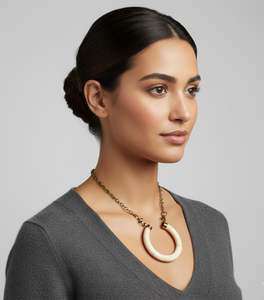 Collar con Colgante de Hueso en Forma de Media Luna Doble con Cadena de Latón Antiguo - Joyería Tribal Bohemia de Hueso Doble - Colgante de Hueso - Product Image 2