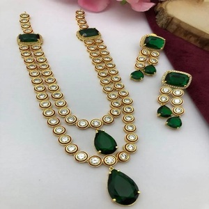 Ensemble de collier Kundan de qualité supérieure pour femmes bijoux ethniques cloutés en pierre idéal pour les vêtements décontractés, les fonctions de fête et les looks de fête - Product Image 1