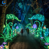 Lanterne forestière aux motifs d'insectes fantastiques pour les festivals et les jardins botaniques, avec conception et installation sur mesure tout-en-un
