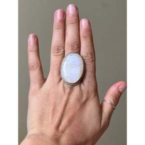 Anillo Reda Galvan con Incrustaciones de Piedras Lunares, Moderno y Elegante, con Baño de Oro Rosa, Talla 8, Regalo Perfecto - Product Image 2