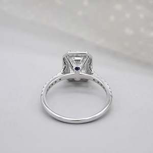 Exquisito Anillo de Diamantes con Corte Esmeralda y Halo, con Engaste de Pavé Tipo Catedral - Certificado IGI - Product Image 2