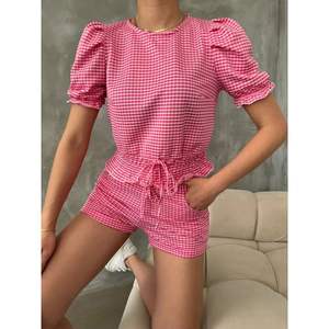 Shorts mini fuchsia pour femmes Topshow, options de vente en gros disponibles - Product Image 2