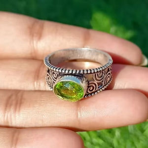 แหวนแต่งงาน/หมั้นผู้หญิงเงินแท้ 925 ทำมือ ดีไซน์ทันสมัย ประดับเพชรพลอยสีเขียวทรงรี - Product Image 1