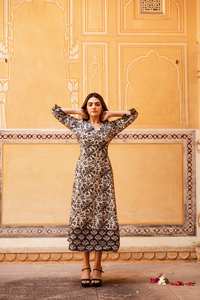 Robe mi-longue Diya à imprimé floral fait main, style bohème décontracté pour occasions spéciales - Product Image 4