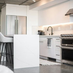Meuble de rangement pour appareils électroménagers avec volet roulant, unité de rangement sous comptoir de cuisine, dissimule grille-pain, bouilloire et machine à café - Product Image 1