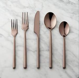 Elegante juego de cubiertos de metal con calidad superior, perfecto para cocinas modernas y elegantes accesorios para mesas de comedor - Product Image 3
