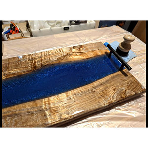 Planche en résine époxy bleue scintillante effet rivière - Product Image 6