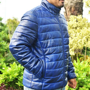 Chaqueta Acolchada de Cuero de Alta Calidad con Ajuste Cómodo, Acolchado Grueso y Exterior Resistente - Product Image 4