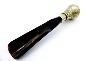 Chausse-pied en laiton artisanal H.M.A Handicrafts avec surface polie et manche en bois - Product Image 2